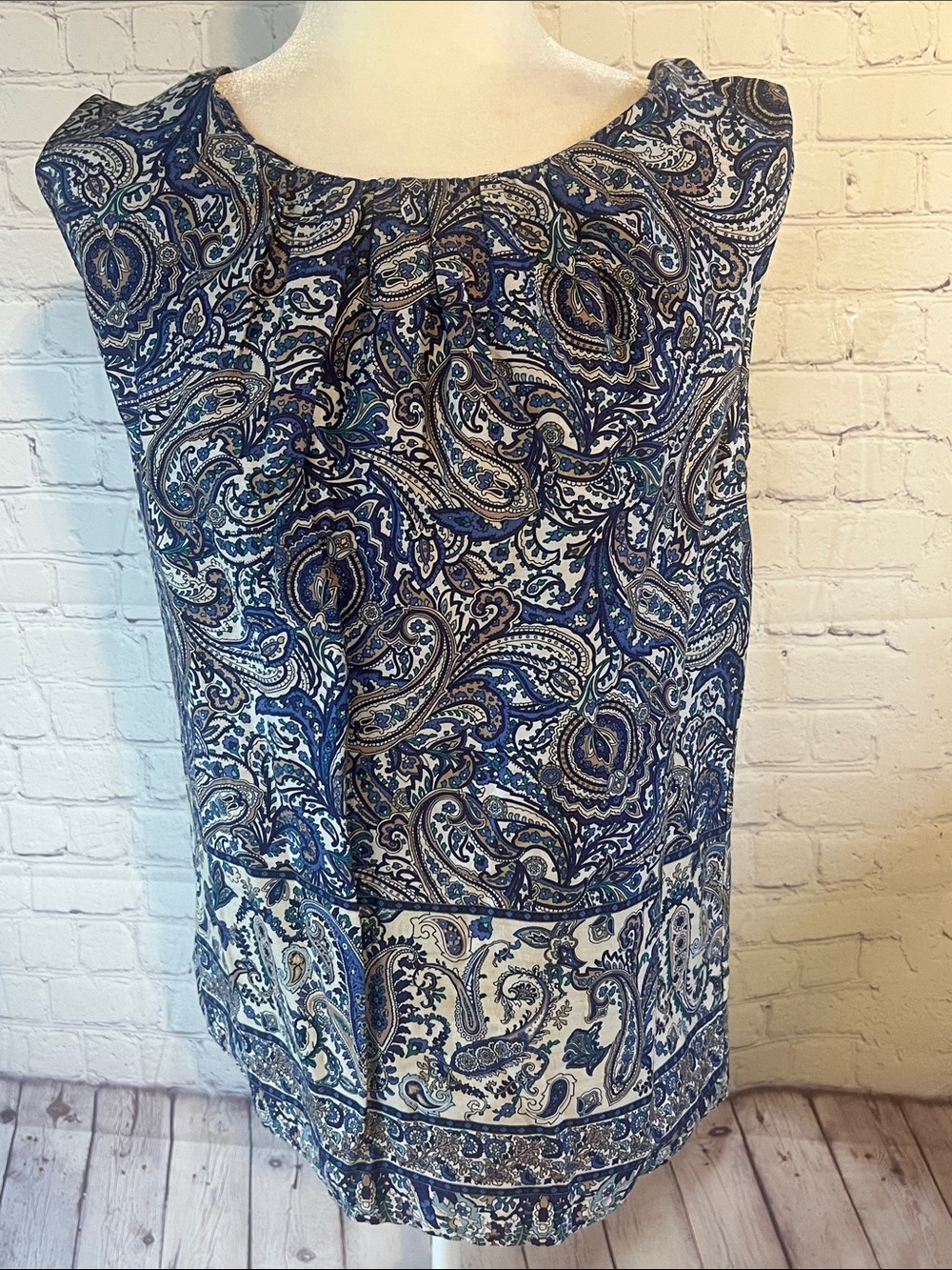 Medium Talbots 100% cotton Blue Paisley Sleeveless Blouse. Zip up back